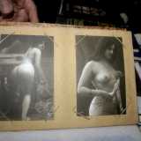 E� impossibile riuscire a elencare tutto ci� che si trova nella sua raccolta: si va da foto di donne nude risalenti agli anni 20...
